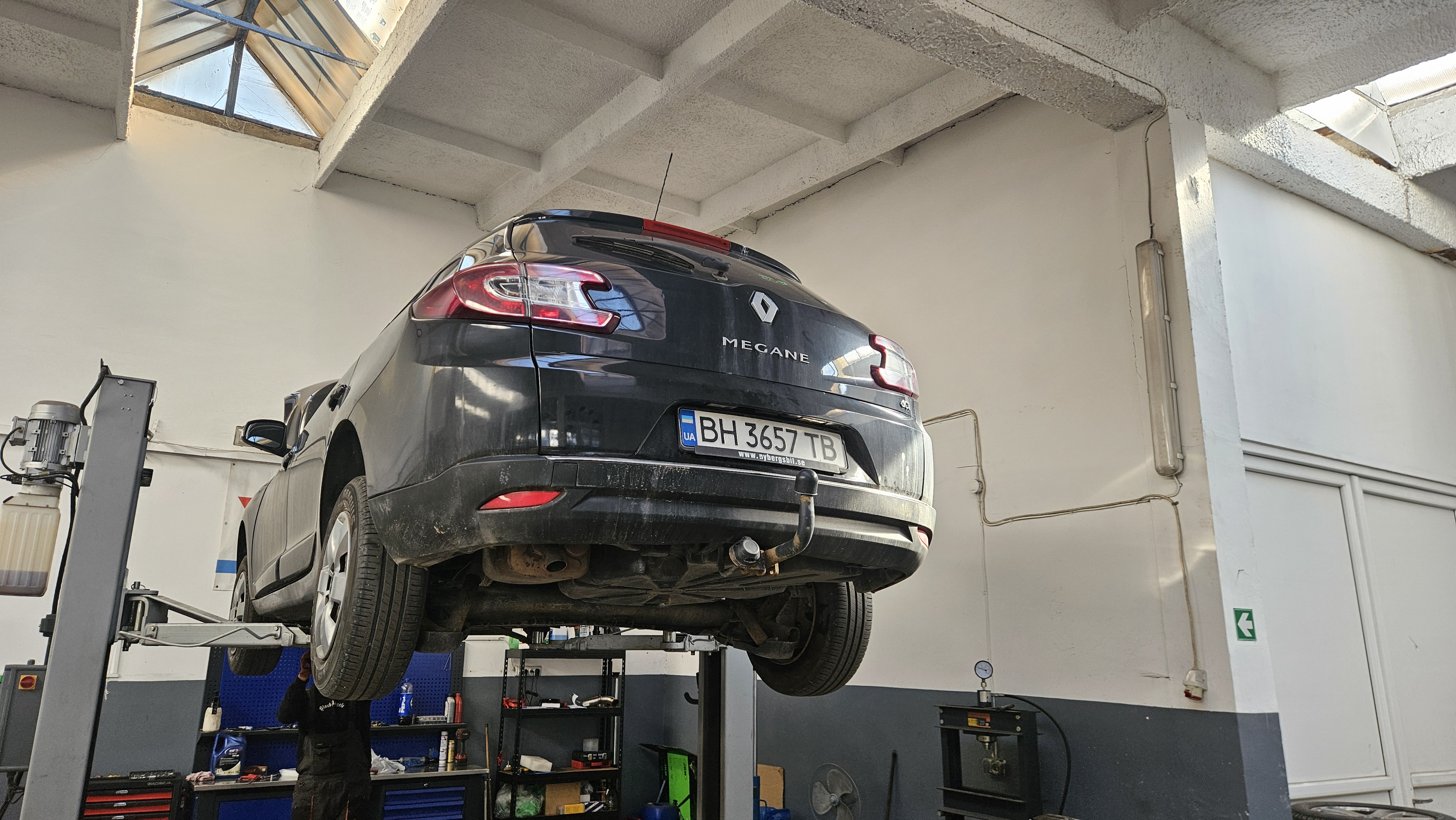 Auto service workshop
